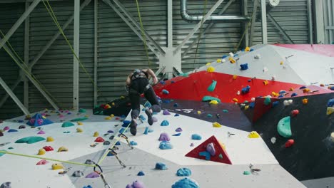 mujer escalando rocas