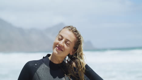 Sie-Hat-Dieses-Wunderschöne-Surfer-Girl-Haar