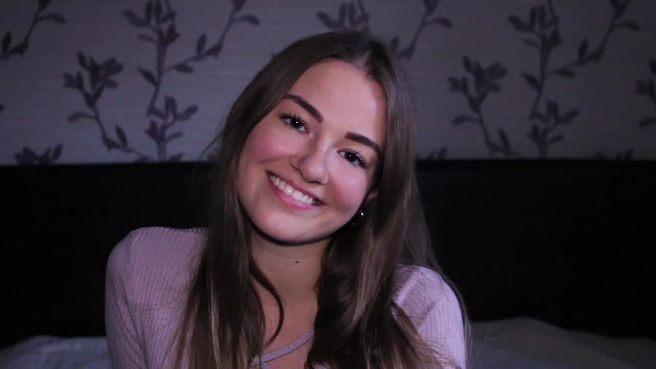 Bella ragazza adolescente che sorride e si diverte.