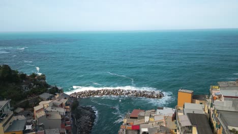 Vorwärtsflug-Der-Drohne-Enthüllt-Wellenbrecher-In-Riomaggiore-In-Den-Cinque-Terre