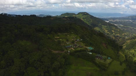 vista aérea de hobbitenago en antigua, un avión no tripulado volando hacia adelante 4k