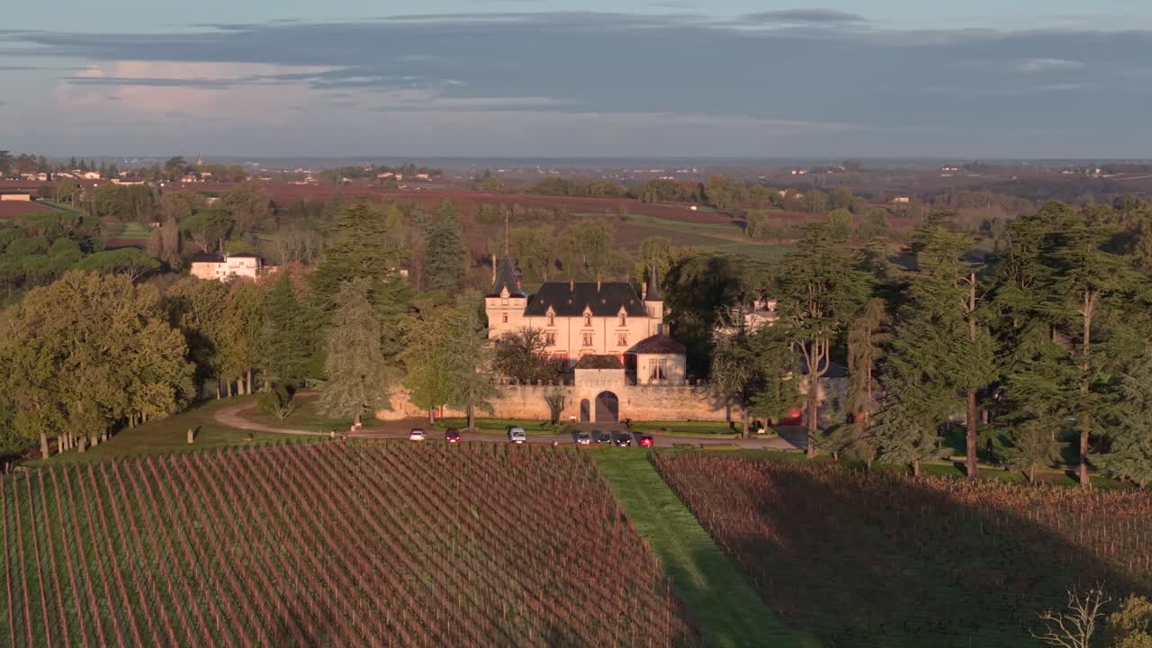 Saint-Emilion Bağları'ndaki tarihi bir Pressac kalesinin üzerinde muhteşem gün doğumunun havadan görünümü