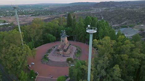 Toma-Aérea-En-Espiral-Del-Monumento-Al-Ejército-De-Los-Andes-En-Exhibición-Mendoza,-Argentina