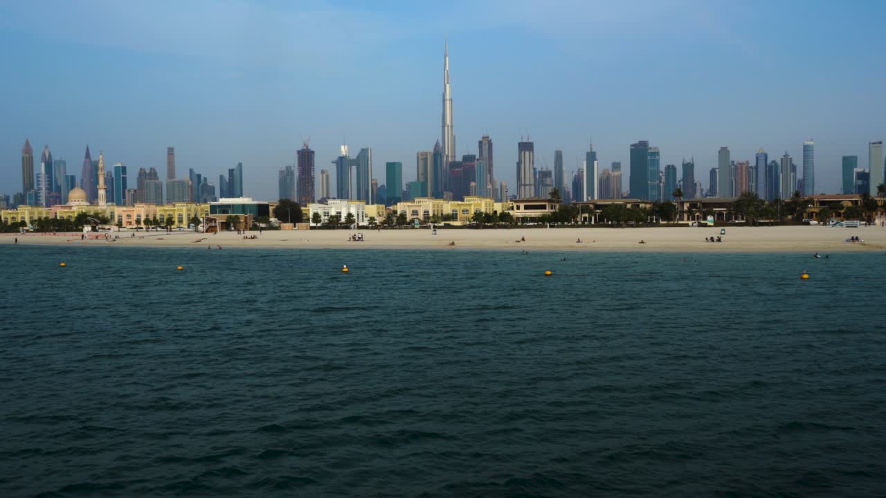 Città di Dubai e spiagge, ampia vista panoramica - skyline di fama mondiale che include il Burj Khalifa.