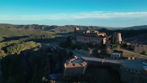 Touristenkomplex-Der-Burg-Von-Cardona-Und-Der-Stiftskirche-Von-San-Vicente