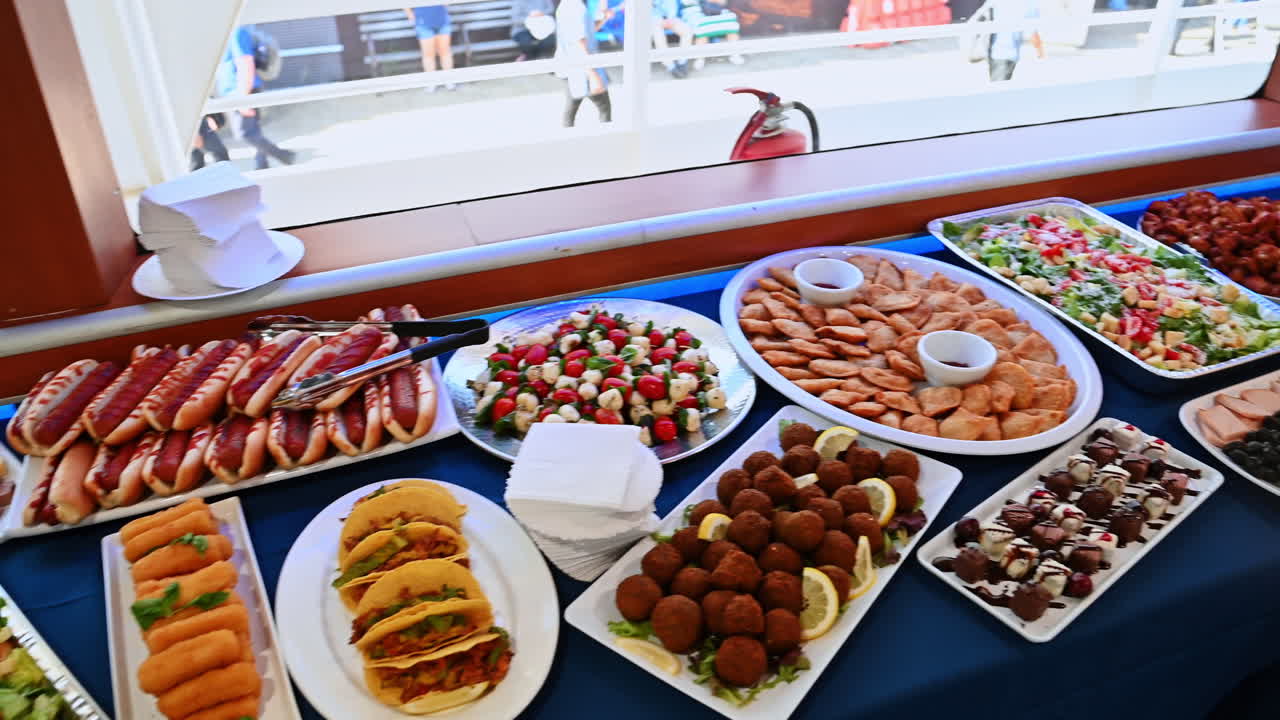 New York, USA, 01 agosto 2025: Tavolo da buffet colorato con frutta, insalata e dessert su una nave. Ampio tavolo da buffet con tacos, frutta, frutta secca, dessert e insalate nella sala da pranzo di una nave da crociera
