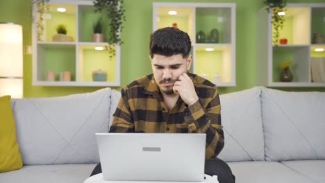 El-Trabajador-De-Oficina-En-Casa,-Que-Tiene-Sueño-Debido-Al-Cansancio,-Está-Tratando-De-No-Dormir.