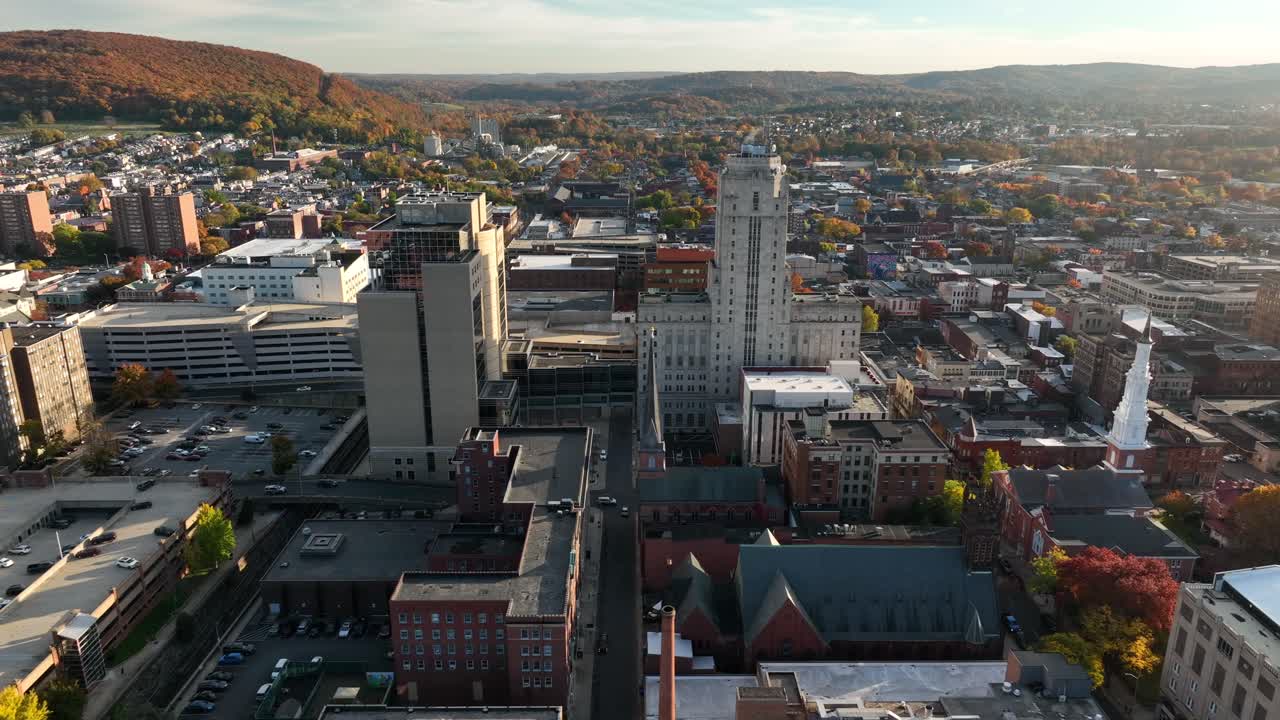 ciudad urbana céntrica americana en otoño