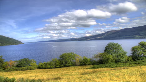 hdr timelapse de loch ness en escocia durante el día