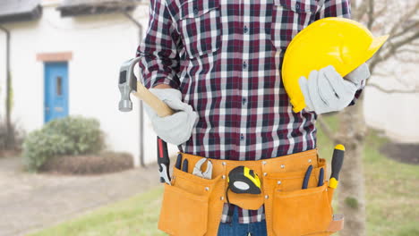 animación de un trabajador caucásico con casco y martillo sobre la casa
