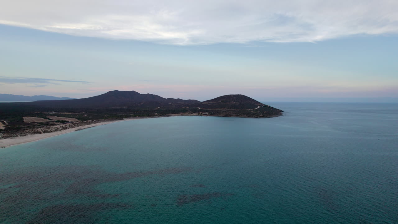 toma frontal de la bahia de ensenada de los muertos en baja california sur mexico