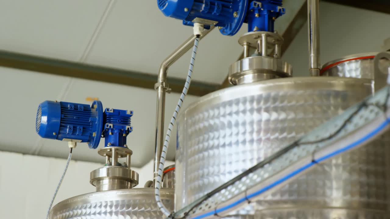 tanques de destilación en la fábrica 4k