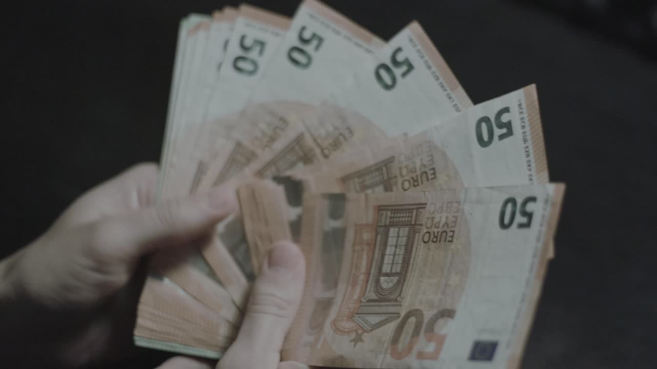 el hombre cuenta el dinero en casa.