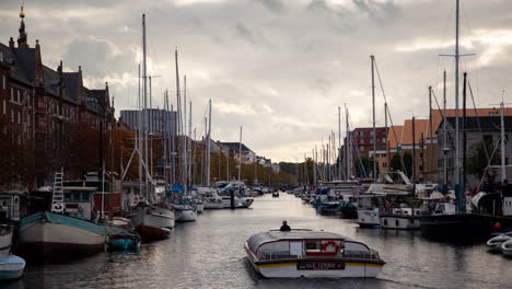 Zeitraffer-Im-Kopenhagener-Hafen:-Boote,-Yachten,-Touristen