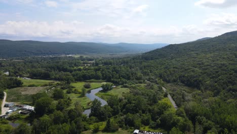 Una-Hermosa-Toma-Aérea-De-Lee-Massachusetts