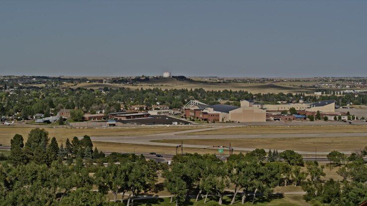 Cheyenne Wyoming Luchtfoto v8, met een pan naar links, weg van de startbaan van de Nationale Luchtgarde richting de golfbaan van de luchthaven overdag - Geschoten met Inspire 2, X7 camera - Augustus 2020.