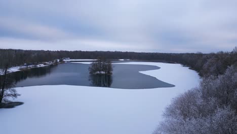 Winter-Schnee-Eis-See-Wald-Wald-Bewölkter-Himmel-Deutschland