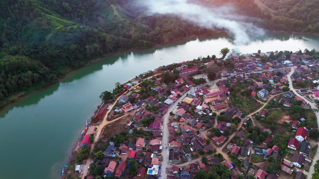drone revela al atardecer el pueblo de nong khiaw en la provincia de luang prabang de laos en el río nam ou