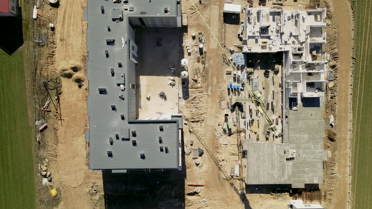 desarrollo en el sitio de construcción con grúa torre durante el día en lubawa, polonia