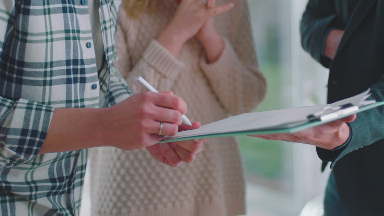 joven firmando un acuerdo