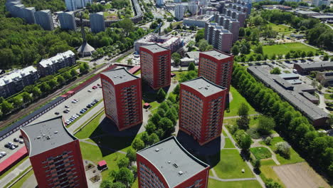 Asombrosos-Edificios-Modernos-Y-Paisajes-Ajardinados-En-El-Oeste-De-Frölunda---Toma-Aérea