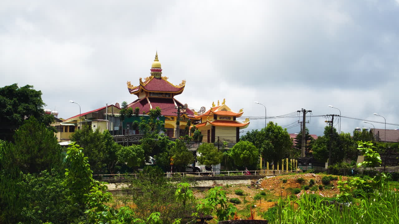 pagoda típica vietnamita en el centro de la ciudad de da lat
