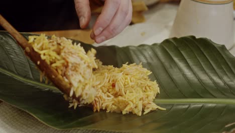 Biriyani-Reis-Auf-Einem-Palmenblatt-Auslegen