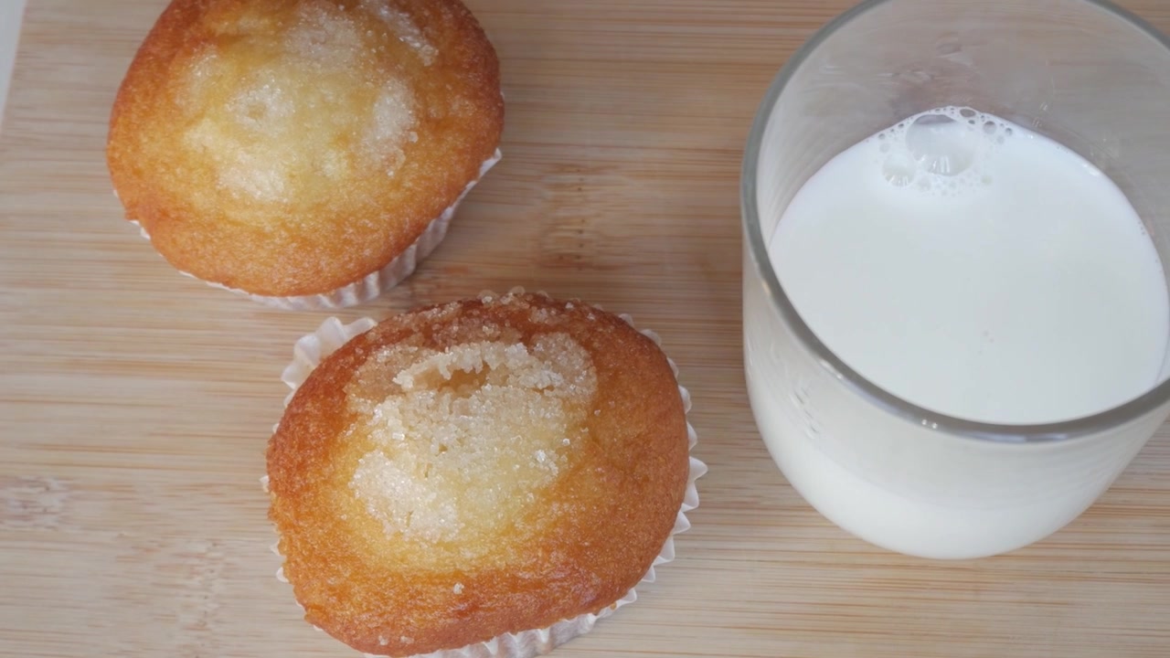 Muffin appena sfornati su un tagliere di legno, scena accogliente e invitante