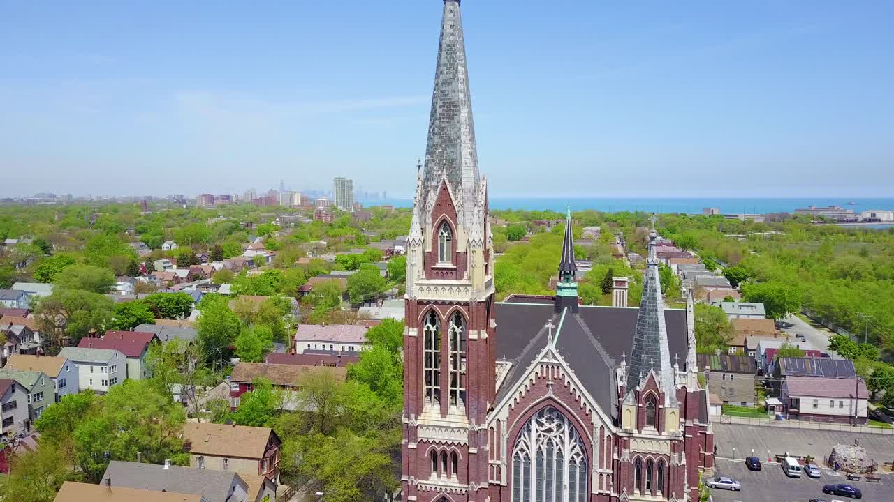 hermosa antena alrededor de una iglesia y un campanario en el lado sur de chicago, illinois