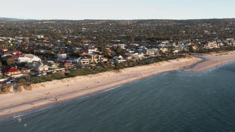 Toma-Aérea-De-Las-Casas-Y-La-Playa-De-Los-Suburbios-De-Brighton,-Adelaida,-Australia-Del-Sur