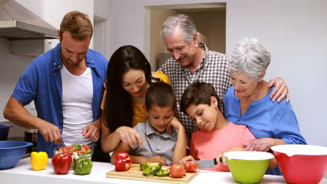 familia feliz preparando verduras