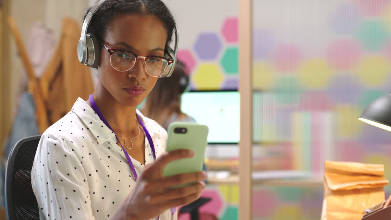 mujer usando teléfono inteligente en la oficina