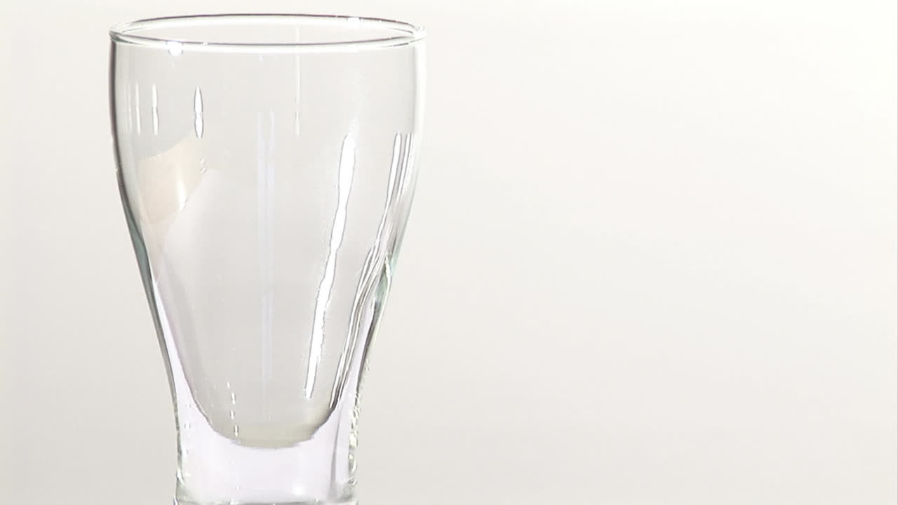 색 바탕에 페인 컵 위에 불타는 종이의 애니메이션