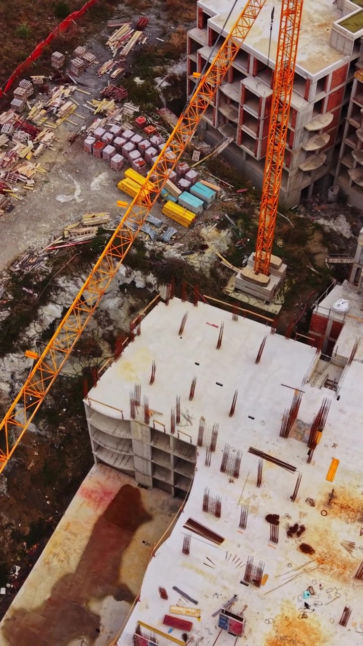 Vista aérea de una obra en construcción cerca de una carretera concurrida