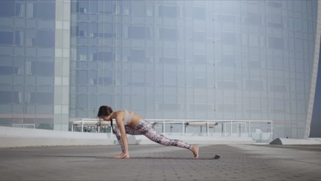 Frau-Streckt-Ihren-Körper-Auf-Der-Stadtstraße.-Sportliches-Mädchen,-Das-Yoga-In-Der-Stadt-Macht