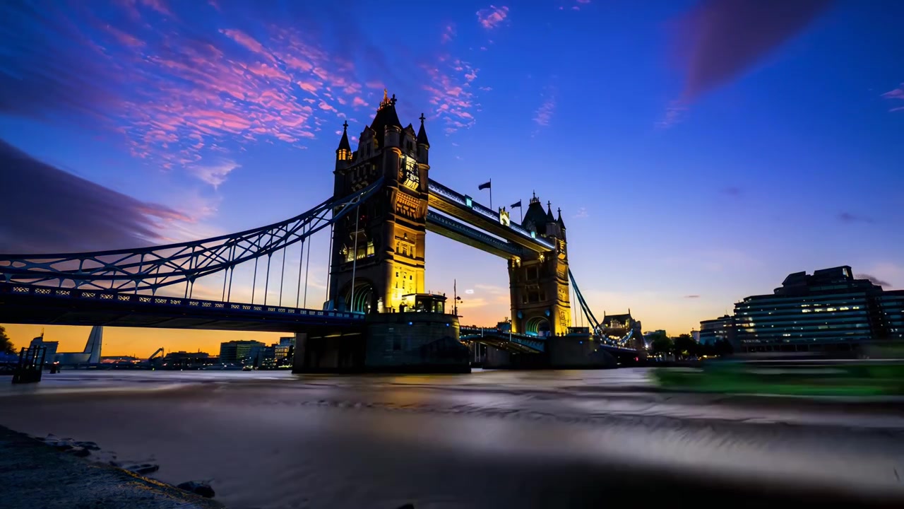 Accéléré du Tower Bridge à Londres, du coucher du soleil à la nuit