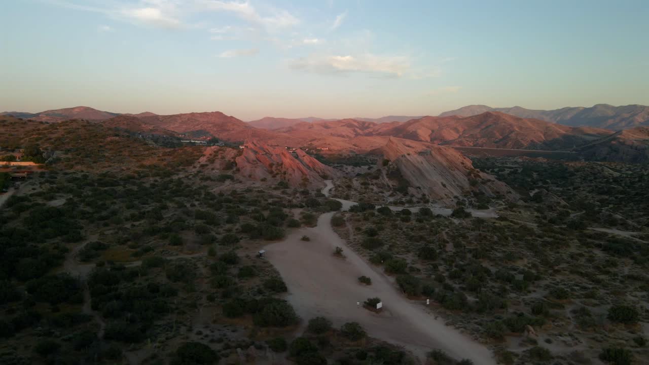 tomado panorámico por un dron alrededor de las rocas de vásquez, puesta de sol en santa clarita, estados unidos