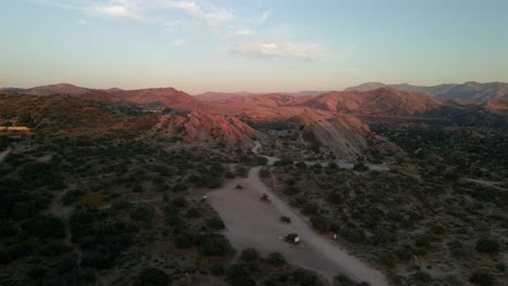 Panorama-Drohnenaufnahme-Rund-Um-Die-Vasquez-Rocks,-Sonnenuntergang-In-Santa-Clarita,-USA