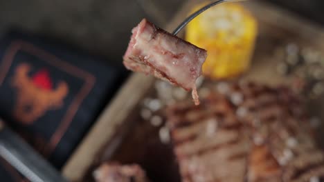 bistec a la parrilla con tenedor