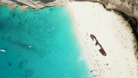 la famosa playa de navagio y su naufragio abandonado en la costa arenosa de la isla jónica de zakynthos, grecia