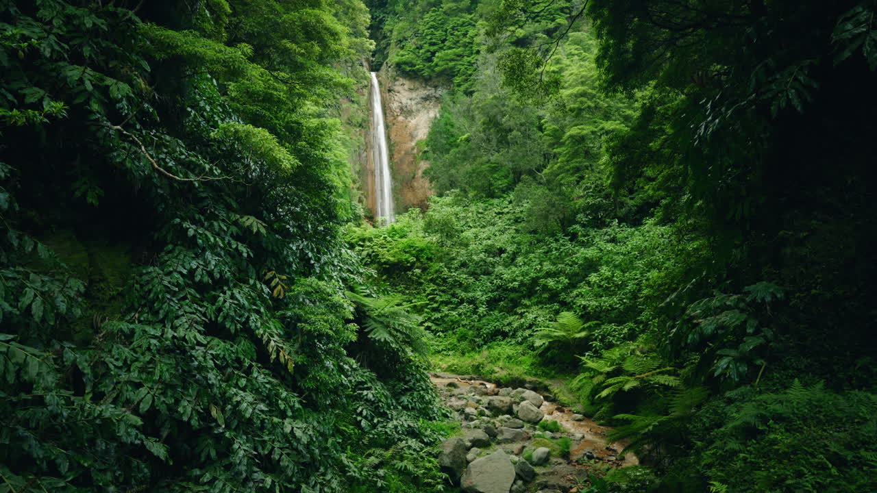 Cascata naturale di Ribeira Quente a Sao Miguel nelle Azzorre - Portogallo