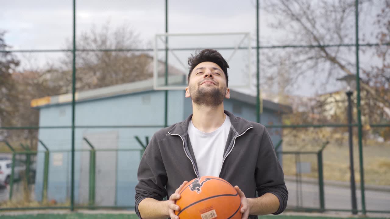 행복한 젊은이, 만족하고 평화로운 삶.