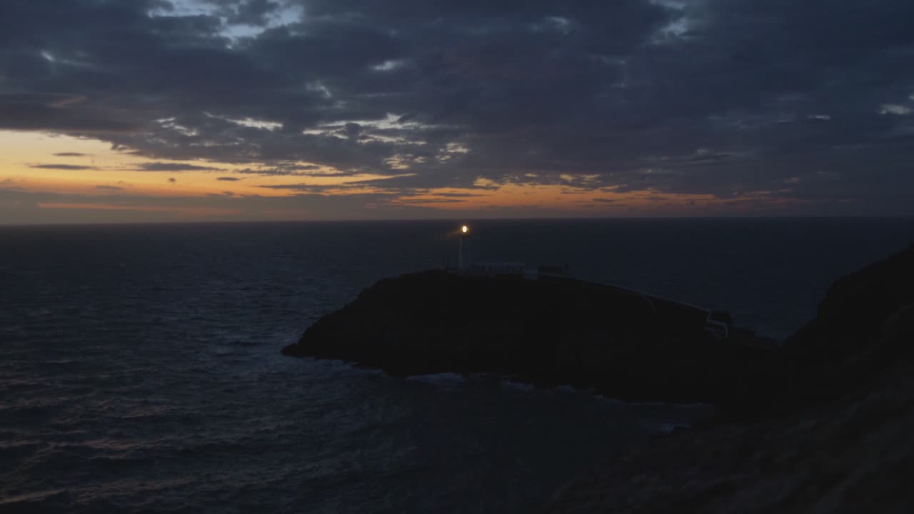 faro di south stack al tramonto, holy island, anglesey, galles