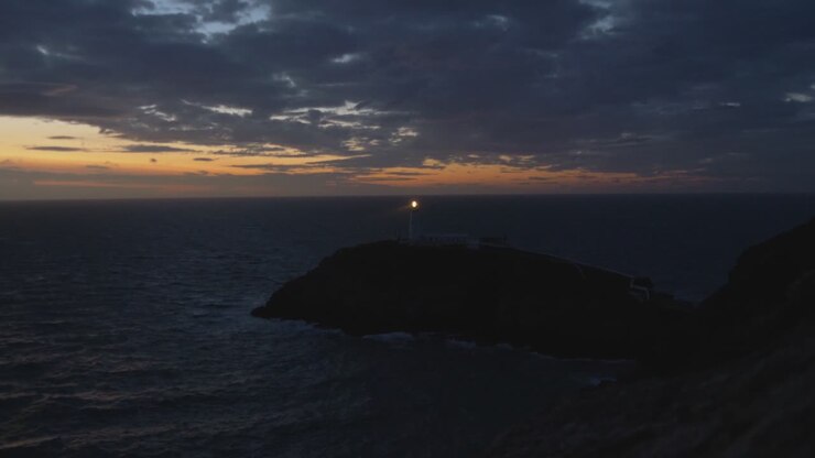Faro di South Stack al tramonto, Holy Island, Anglesey, Galles.