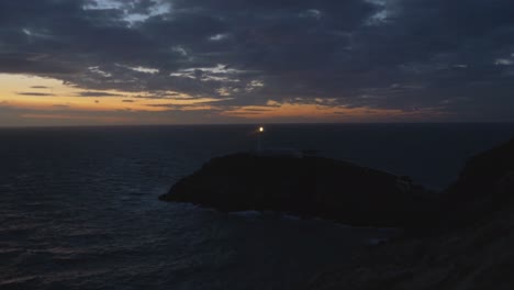 Faro-De-La-Pila-Sur-Al-Atardecer,-Isla-Sagrada,-Anglesey,-Gales