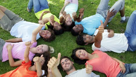 grupo de jóvenes amigos casuales acostados en un círculo