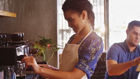 Waitress-making-cup-of-coffee-in-cafe