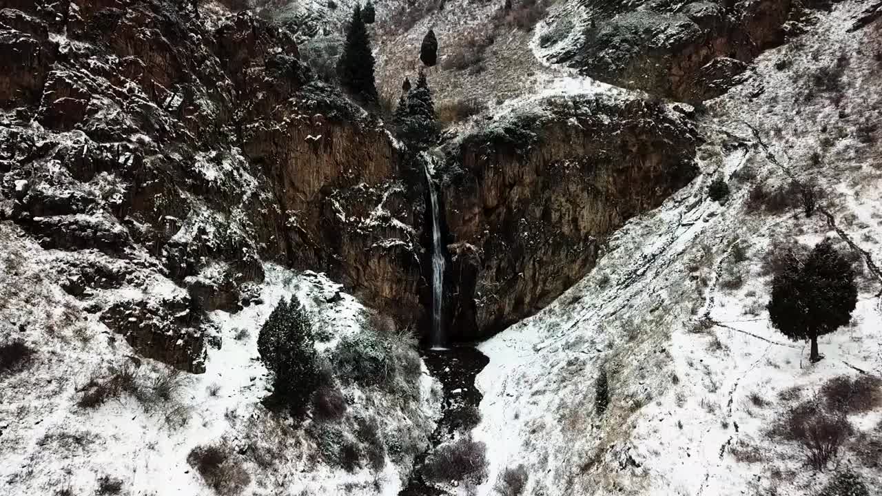 cascada kegety en invierno cerca de la cordillera ala-too cerca del río kegety un gran día de caminata pasando tokmok desde bishek