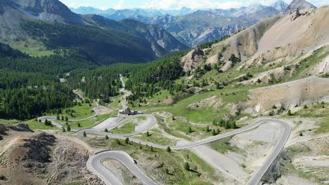 Carretera-Escénica-Con-Curvas-Cerradas-En-El-Paso-De-Montaña-Col-Izoard-En-Los-Alpes-Franceses,-Francia---Antena-4k