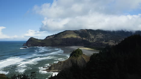 Vista-Aérea-Costera-De-Colinas-Boscosas-Y-Acantilados-A-Lo-Largo-De-La-Costa-Del-Océano,-El-Pulgar-De-Dios,-Costa-De-Oregon